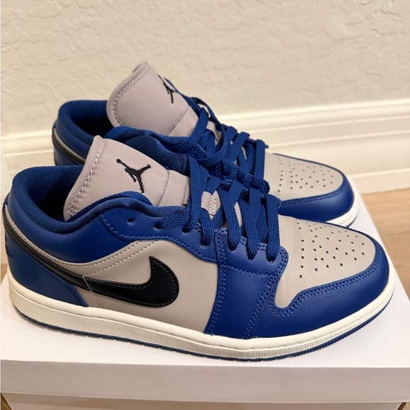 Air Jordan 1 Low Sneakers - Picture 2 of 5